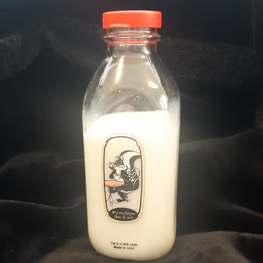 Pepe Au Lait🦨Penelope Au Lait🦨 VINTAGE 1999 Milk Bottle - Picture 3 of 6